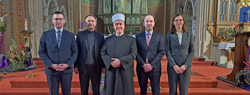 Der Großmufti mit Pfarrer Martin und weiteren Personen in der Rudolfsheimer Kirche