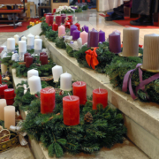 Adventkränze vor dem Altar in Schönbrunn-Vorpark