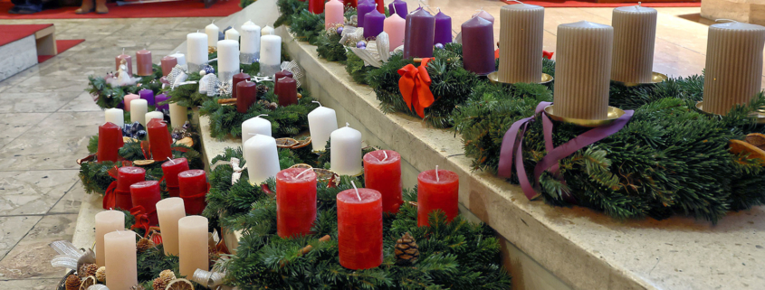 Adventkränze vor dem Altar in Schönbrunn-Vorpark